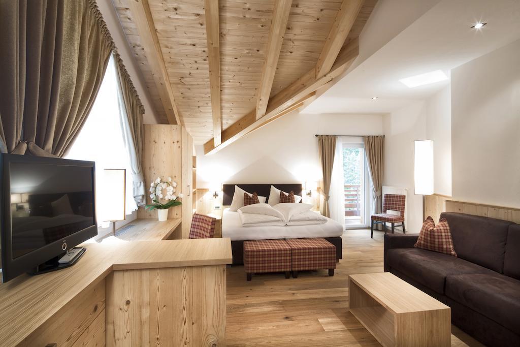 Hotel Comploj Wolkenstein in Gröden Zimmer foto